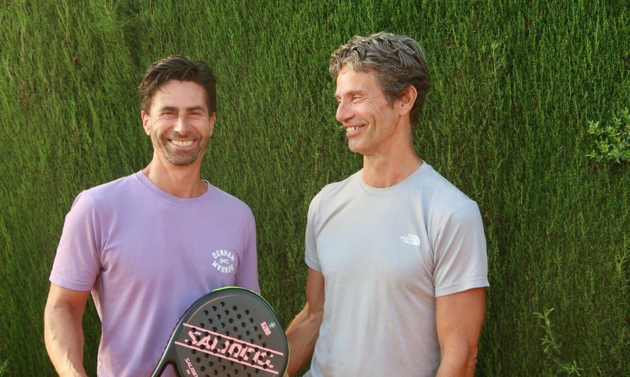 De gastheren van Casa Llibertat, John en John met een padelracket
